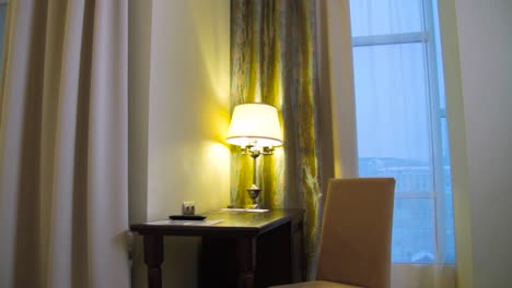 habitación de hotel con vista por la ventana