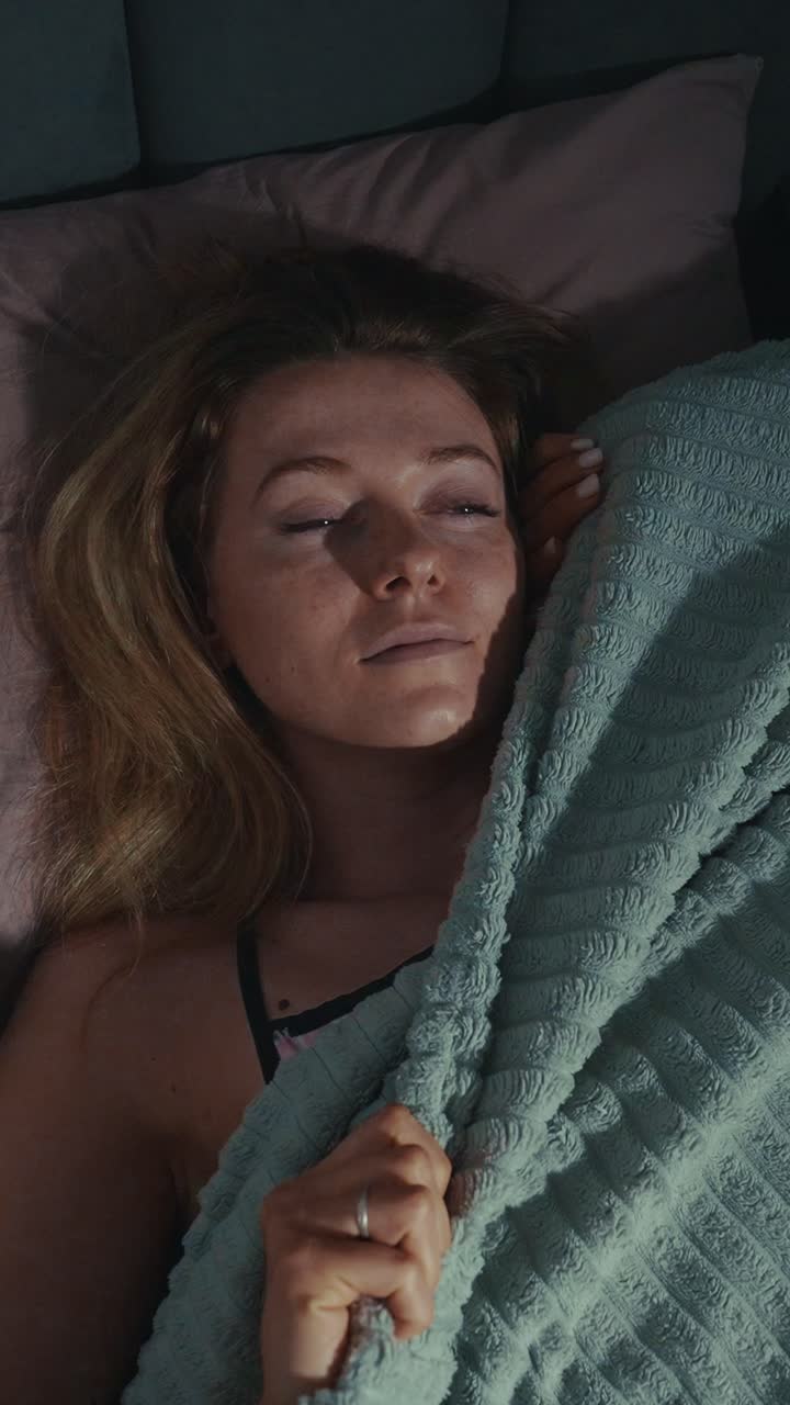 mujer durmiendo en la cama