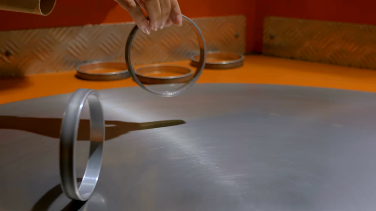 подвижные кольца на металлической поворотной поверхности