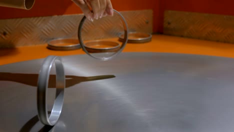 anillos móviles en la superficie de torneado metálico