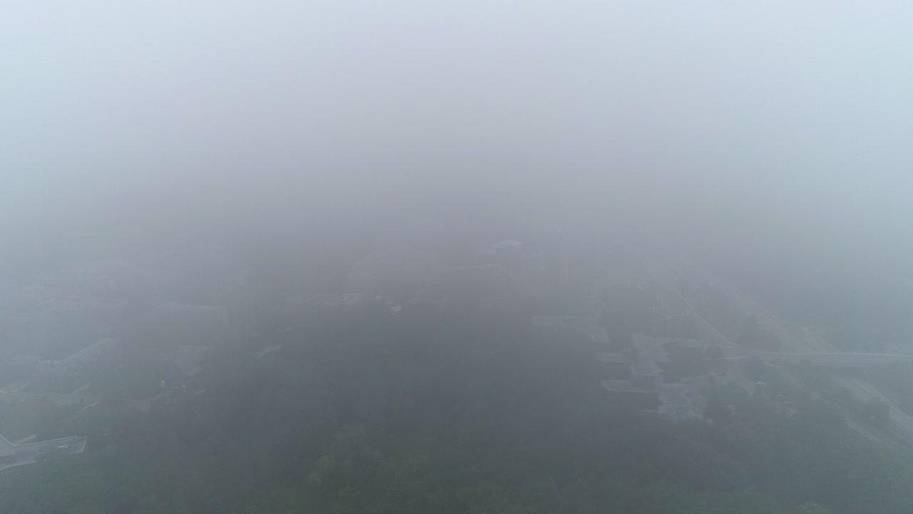 드론이 천천히 안개 밖으로 내려옵니다.