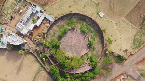 Drohnenaufnahme-Von-Oben-Nach-Unten-Eines-Alten-Auditoriums-In-Gwalior,-Indien