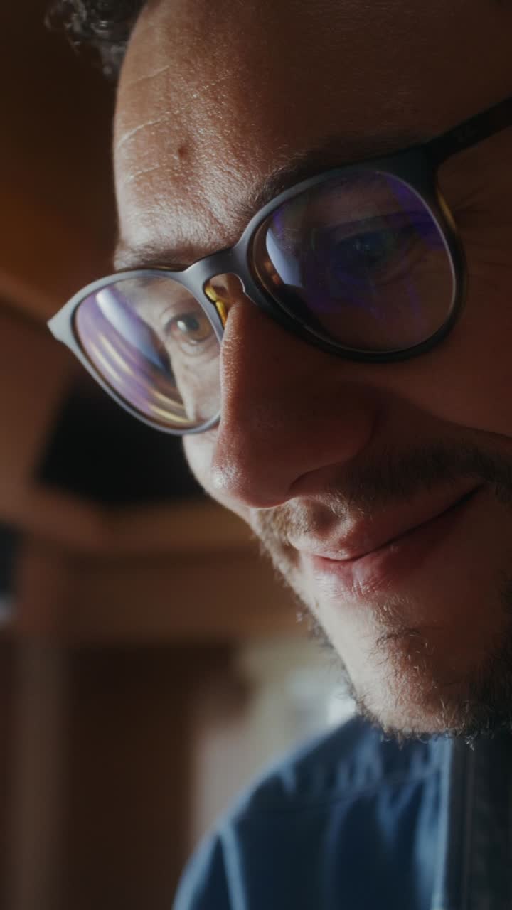 hombre usando una tableta