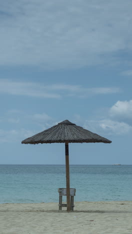 Maragkas-Strand-Auf-Der-Griechischen-Insel-Naxos-Mit-Sonnenschirmen-In-Vertikaler