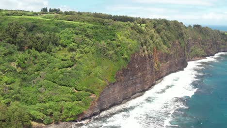 在夏威夷大島的波洛魯山谷附近, 沿著科哈拉海岸線的懸崖 - - 令人驚的空中偏差景觀