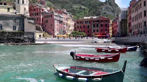 vernazza, italia, puerto de cinque terre con barcos de pesca anclados en el muelle