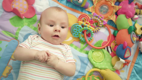 Niño-Pequeño-En-Una-Alfombra-Colorida.-Retrato,-De,-Bebé,-Relajante,-En,-Mat