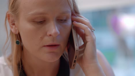 mujer resolviendo algún problema por teléfono