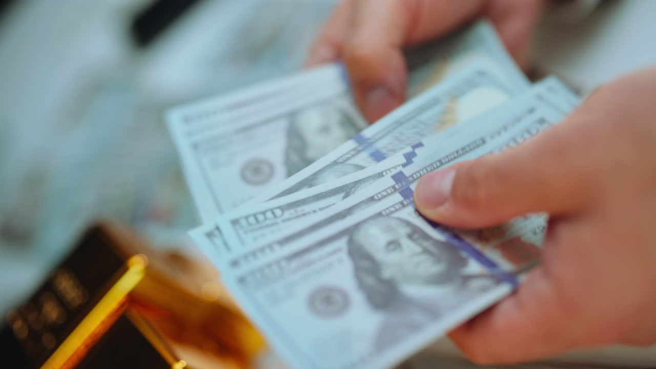 las manos contando dinero.