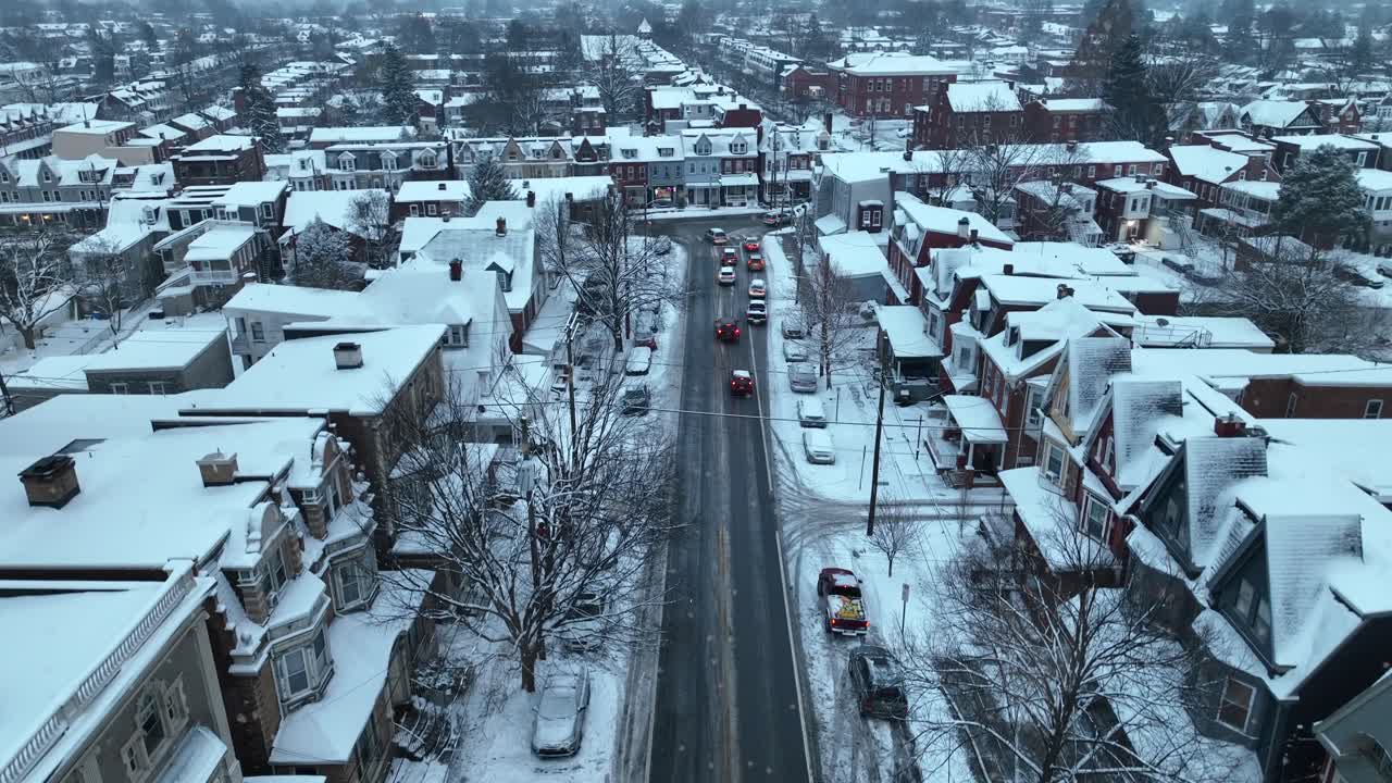 눈 인 주택 지역 의 드론  이 상승 하고 있다