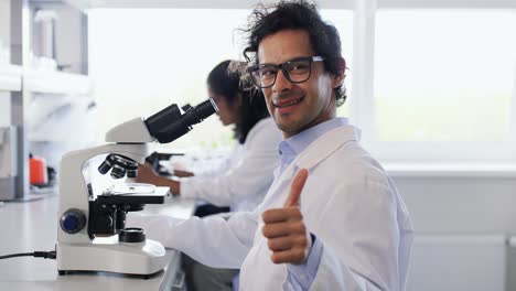 Científicas-Con-Microscopios-Trabajando-En-Laboratorio.investigación-Científica,-Trabajo-Y-Concepto-De-Personas-Científicas-Internacionales-Con-Microscopios-Trabajando-En-Laboratorio