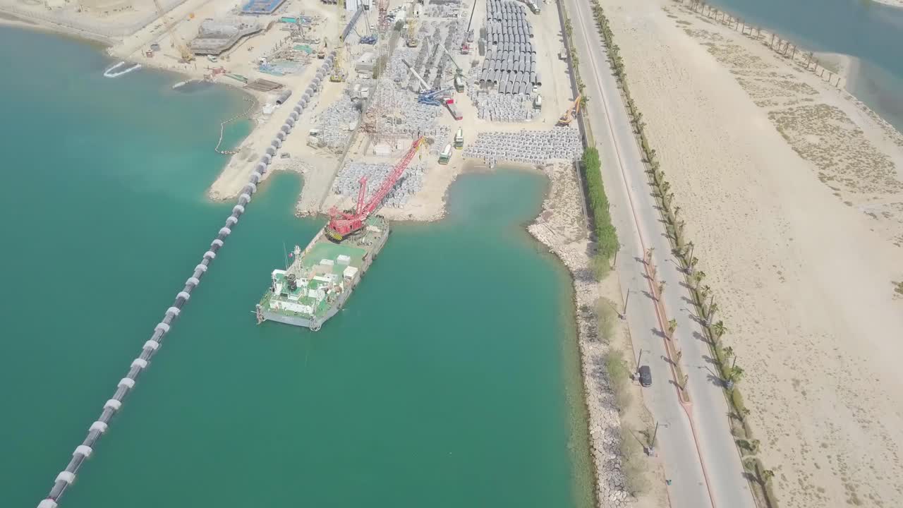 Construction vessel with large crane