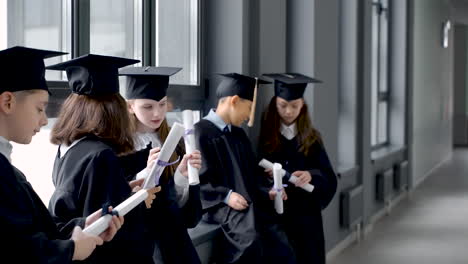 Gruppe-Glücklicher-Vorschulkinder-In-Doktorhut-Und-Kittel-1