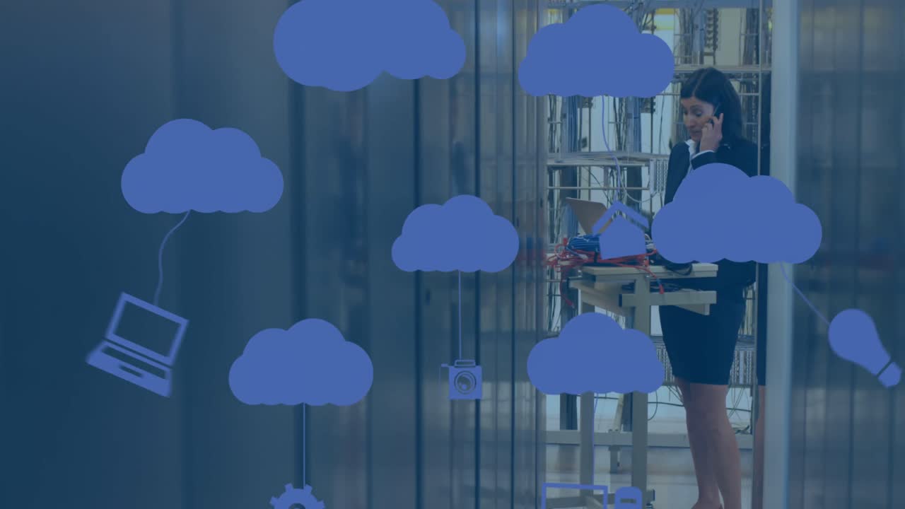 animación de iconos de nubes sobre una trabajadora biracial inspeccionando la sala del servidor