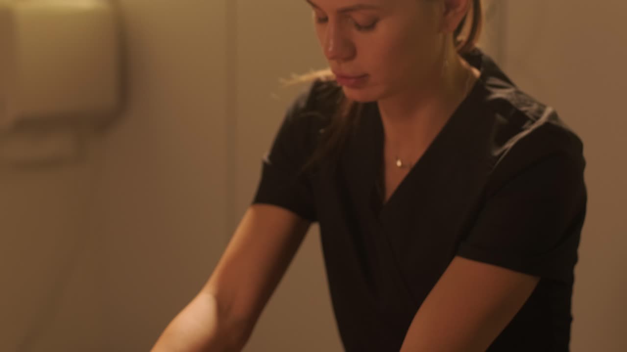 masajista profesional que realiza masajes de relajación