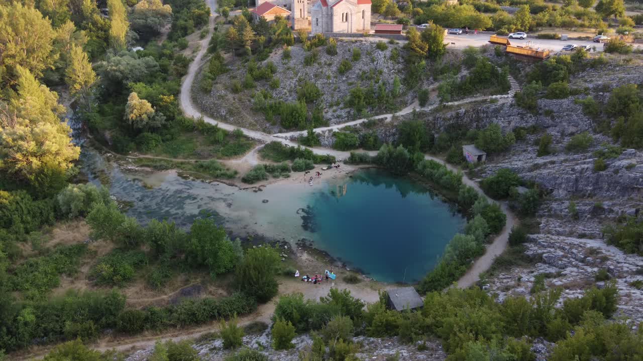 Sorgente del fiume Cetina o Izvor Cetine, anche Occhio della Terra, con persone che nuotano e fanno picnic, Croazia.