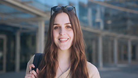 retrato de una mujer con una sonrisa fuera del campus
