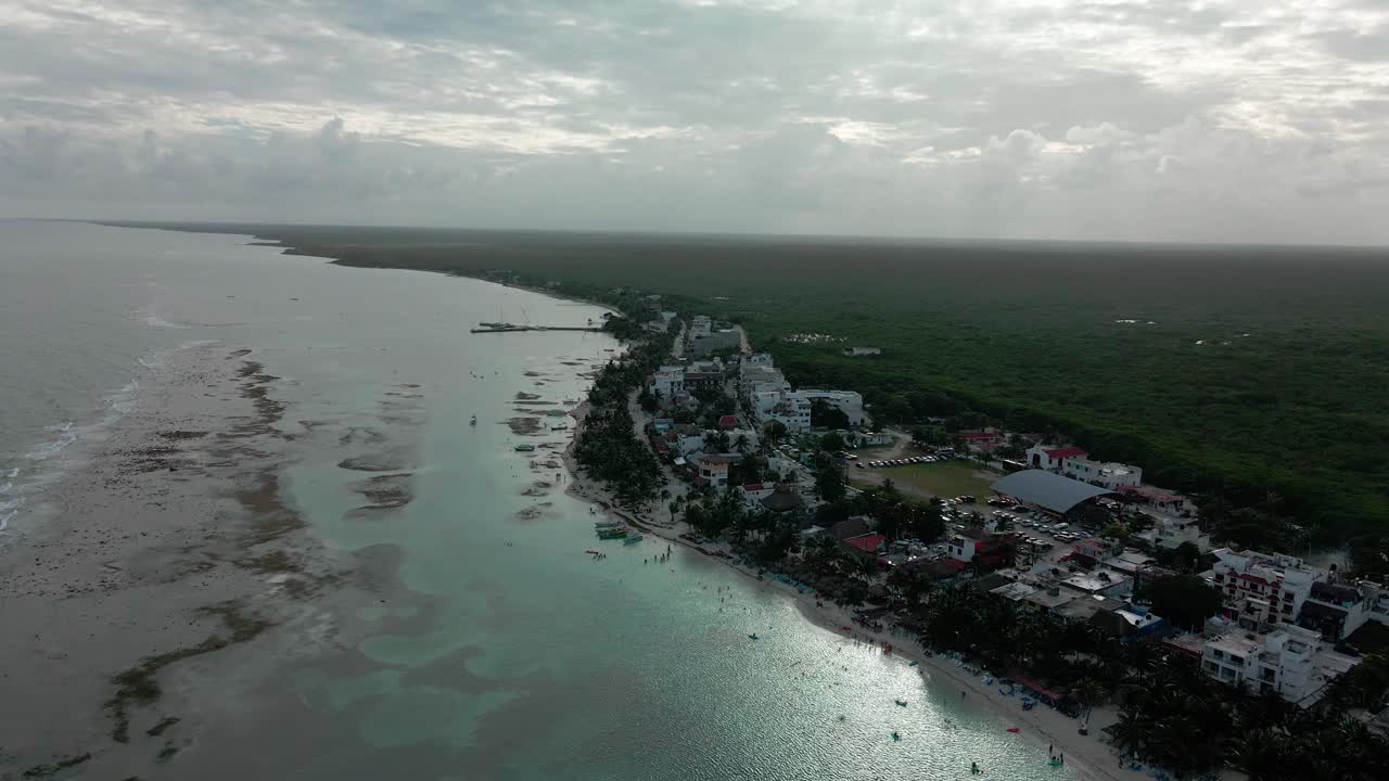 la idílica vista de la playa mexicana de mahahual