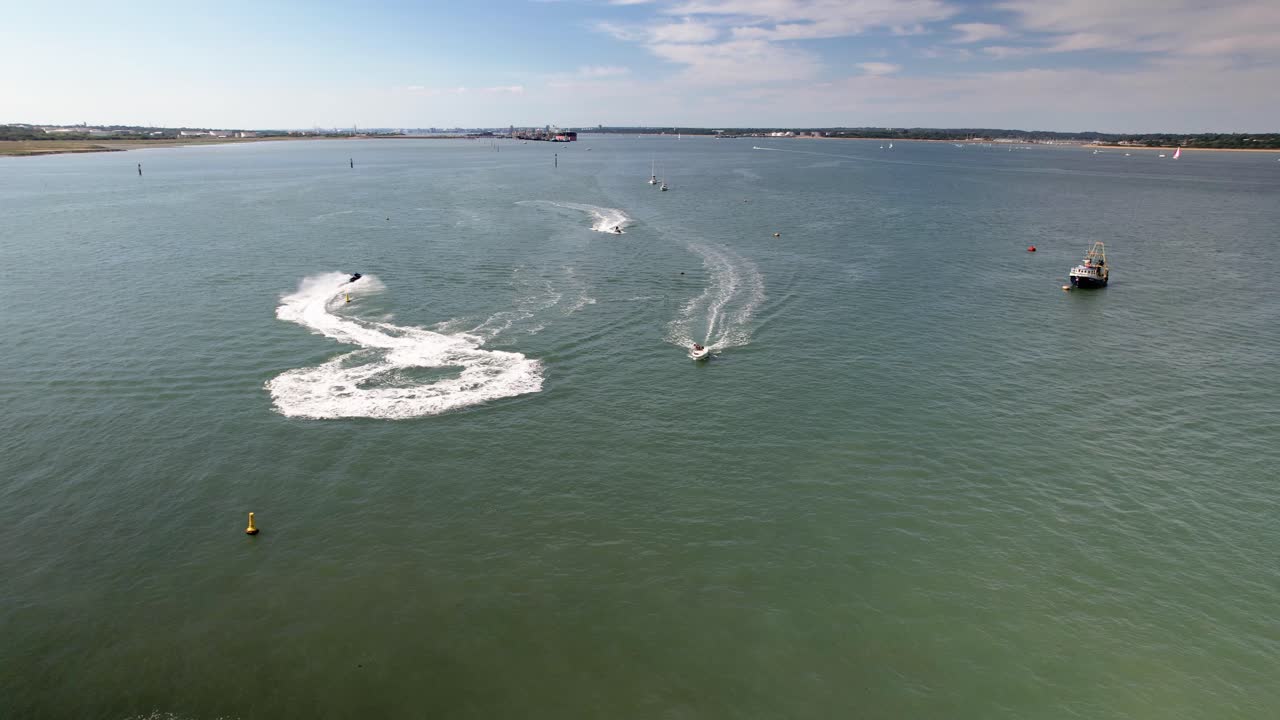 botes a motor haciendo olas en las aguas del solent en calshot, reino unido en verano