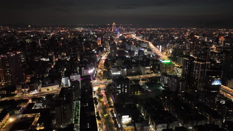 Hiperlapso-Aéreo-Sobre-La-Ciudad-De-Taipei-Por-La-Noche-Con-Tráfico---Líneas-Digitales-Brillantes-En-Diferentes-Colores-Que-Conectan-La-Ciudad-Con-Gráficos-En-Movimiento