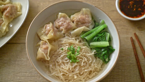 fideos de huevo con sopa wonton de cerdo o sopa de albóndigas de cerdo y verduras - estilo de comida asiática