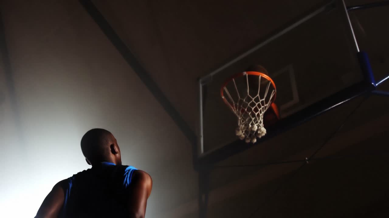 deportista jugando al baloncesto