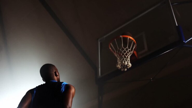Atleta che gioca a basket