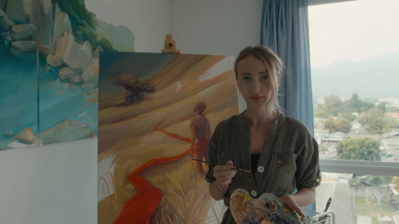 스튜디오에서 그림을 그리는 여성 예술가