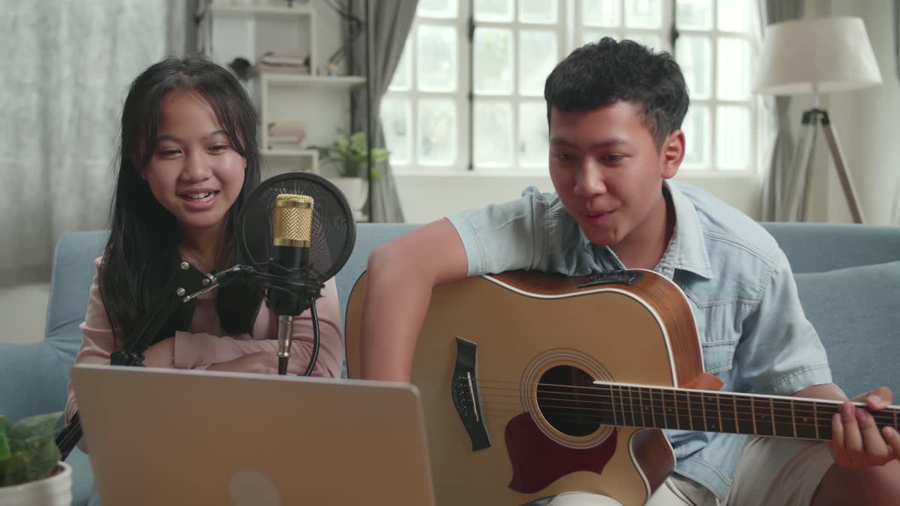 Anak-anak Memainkan Gitar dan Bernyanyi
