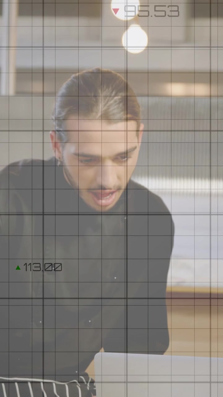Video verticale: Chef che si china verso un laptop mentre i dati in tempo reale si aggiornano, con grafici della cucina che guidano i piani di preparazione.