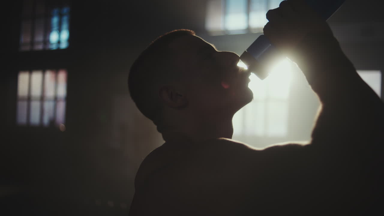 운동 후 물을 마시는 남자