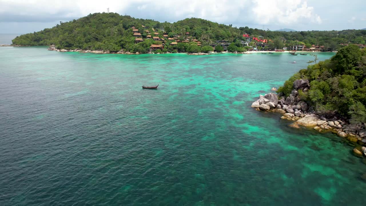 Koh Lipe, Thailandia, con barca long-tail ancorata in una baia turchese poco profonda con barriera corallina