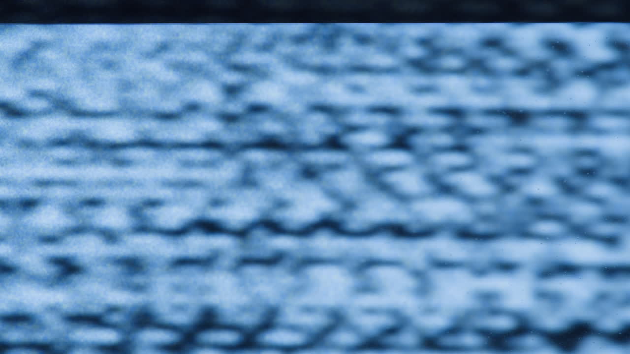 tv retro, televisión vintage en una configuración nostálgica, una tv retro muestra grano en la pantalla, dispositivo aterrador de la noche de halloween bueno para la llave de croma y la pantalla verde. imágenes de alta calidad 4k