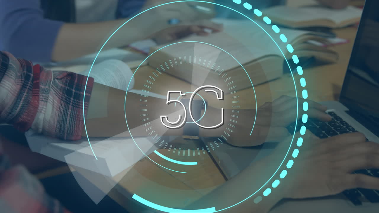 estudiantes leyendo un libro y escribiendo en una computadora portátil con 5g escrito en el medio de un círculo futurista