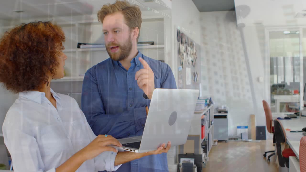 animación del procesamiento de datos y el paisaje urbano sobre diversas personas de negocios en la oficina