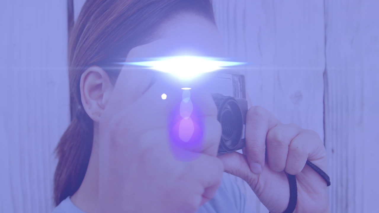 punto de luz contra una fotógrafa afroamericana haciendo clic en imágenes con una cámara digital