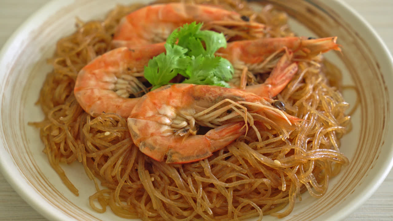 camarones a la cazuela o al horno con fideos de vidrio o camarones en una olla con fideos
