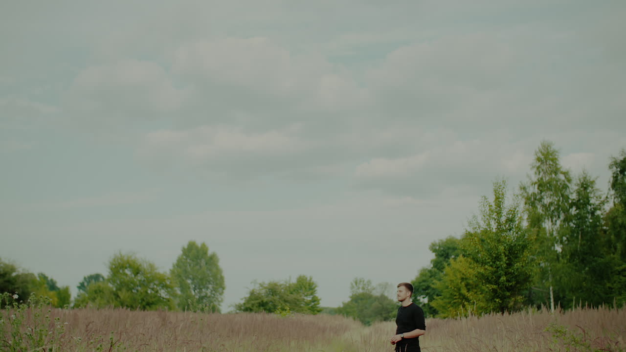 미래를 내다보는 사려깊은 청년