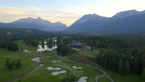 Luftaufnahme-Des-Grünen-Golfplatzes-In-Den-Felsigen-Bergen-Von-Banff-Und-Kananaskis-Von-Alberta,-Kanada-Bei-Sonnenaufgang