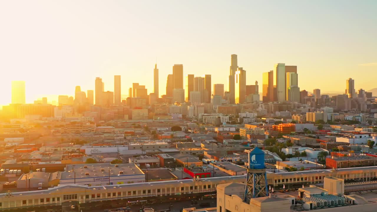 Los Angeles, skyline di LA al tramonto dorato, volo panoramico aereo in avanzamento.