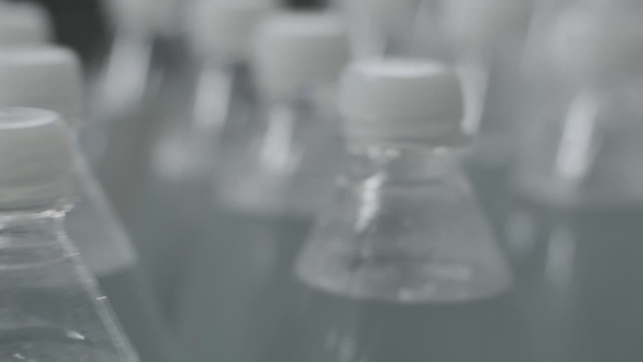 현대 음료 공장 에서 음료 물 병 을 담은 컨베이어 벨트