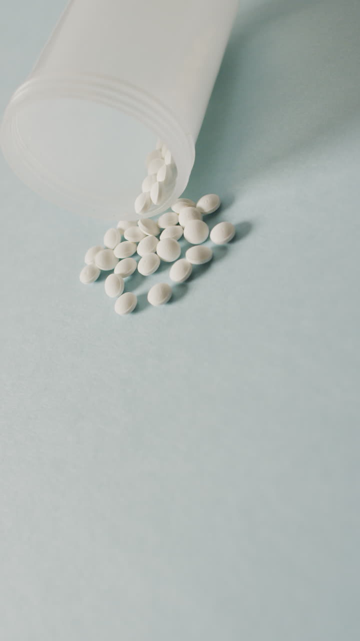 video vertical de pastillas en el fondo gris