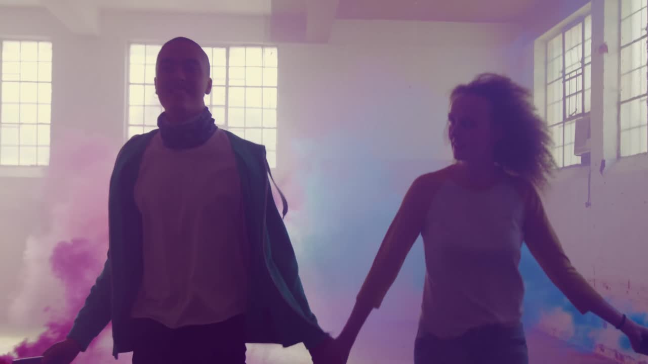 버려진 창고에서 패션 젊은 남자와 여자가