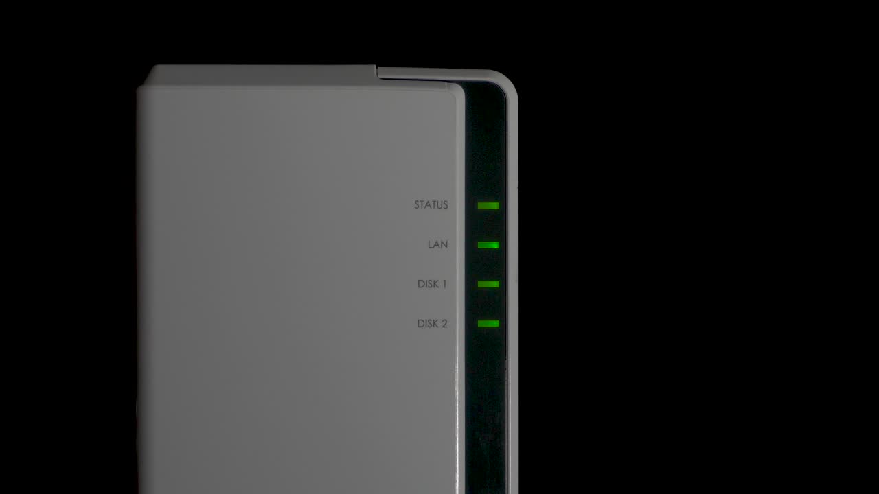 ralentizar el almacenamiento conectado a la red, fondo negro aislado