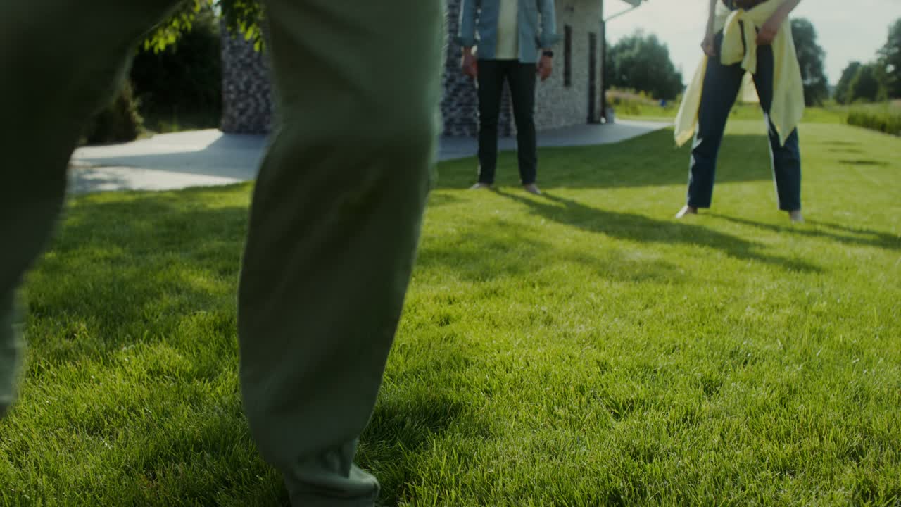 뒷마당 에서 축구 를 하는 가족