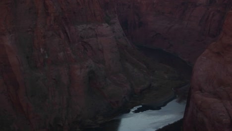 Schwenken-Vom-Gefrorenen-Colorado-River-Und-Den-Sandstein-Canyon-Klippen-Bis-Zum-Vollmond-über-Dem-Fernen-Plateau