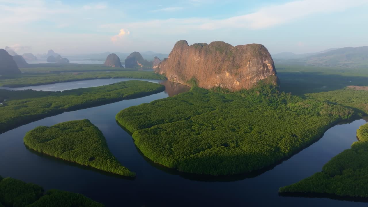 Bình minh yên bình trên rừng ven biển và cửa sông uốn lượn, Thái Lan