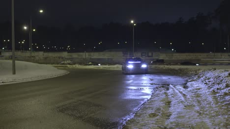 conducción nocturna en un camino nevado