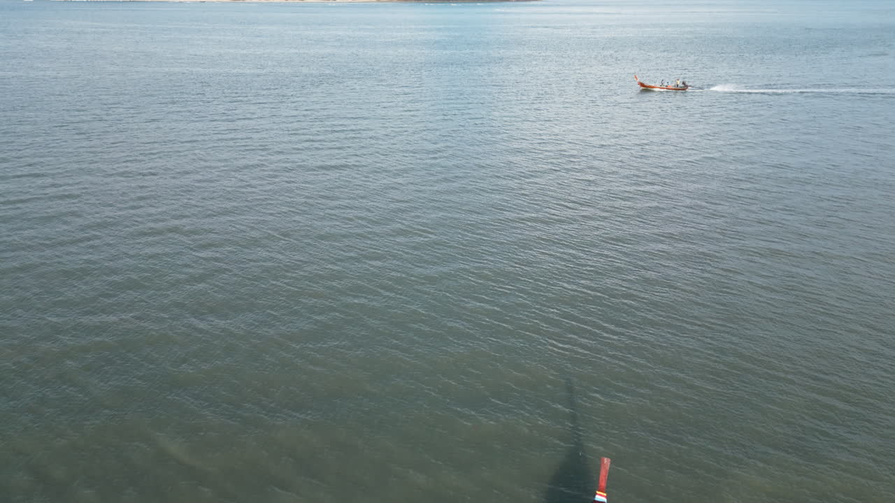 barco de cola larga en el océano