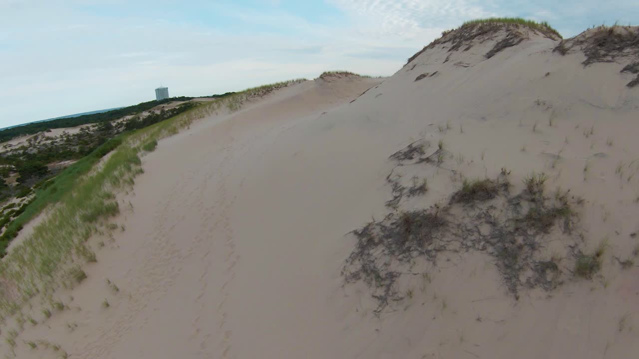 tiro de drone fpv de arena blanca suave y dunas de arena en el sendero dune shacks en provincia, cape cod, massachusetts
